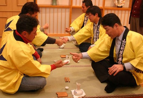 焼酎を飲みながら球磨拳に興じる様子