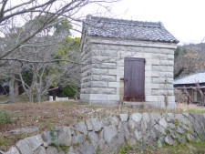 石蔵(旧波節岩灯標脂油庫)