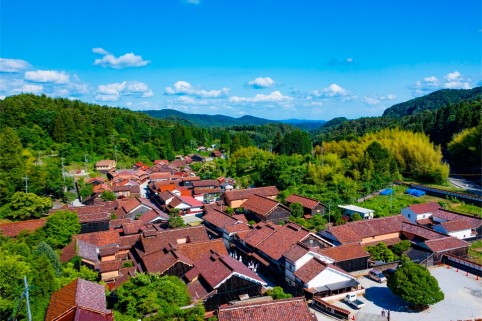 赤く彩られた吹屋の町並み