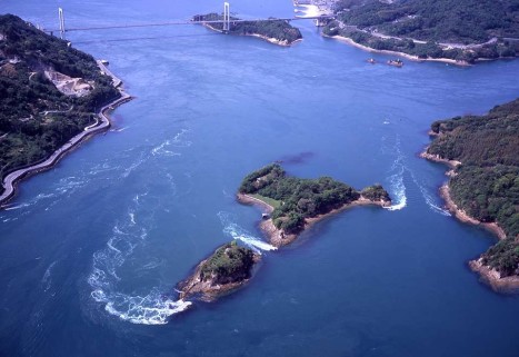 村上海賊の海城・能島城と周囲の潮流（愛媛県今治市） 撮影者：添畑薫氏