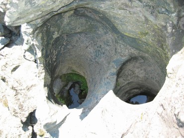 神居古潭おう穴群　ニッツネカムイ・オ・ラオシマ・イ～魔神の足跡～