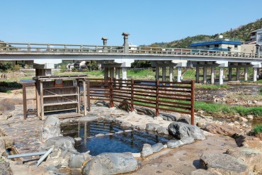 河原風呂　～三朝温泉のシンボル！河原にある混浴露天風呂～