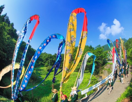別所温泉の岳の幟行事（国選択無形民俗文化財） ©岡田光司