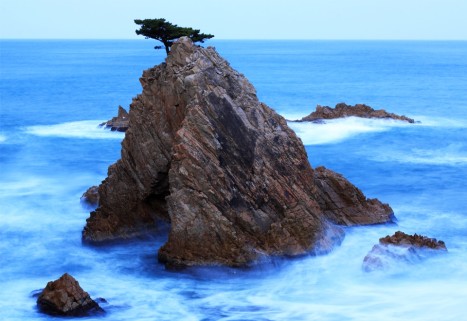 日本海からの季節風が起こす荒波