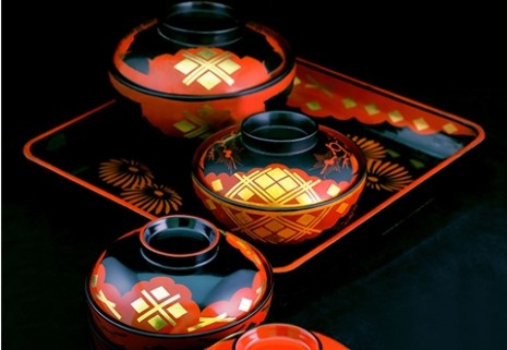 金色堂をはじめとする金の加工・細工技術を今に伝える伝統的工芸品「秀衡塗」（平泉町）