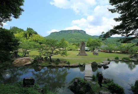 庭園から望む大岩扇山