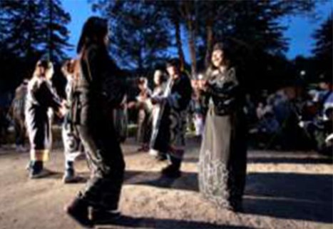 神へ捧げる歌や踊り