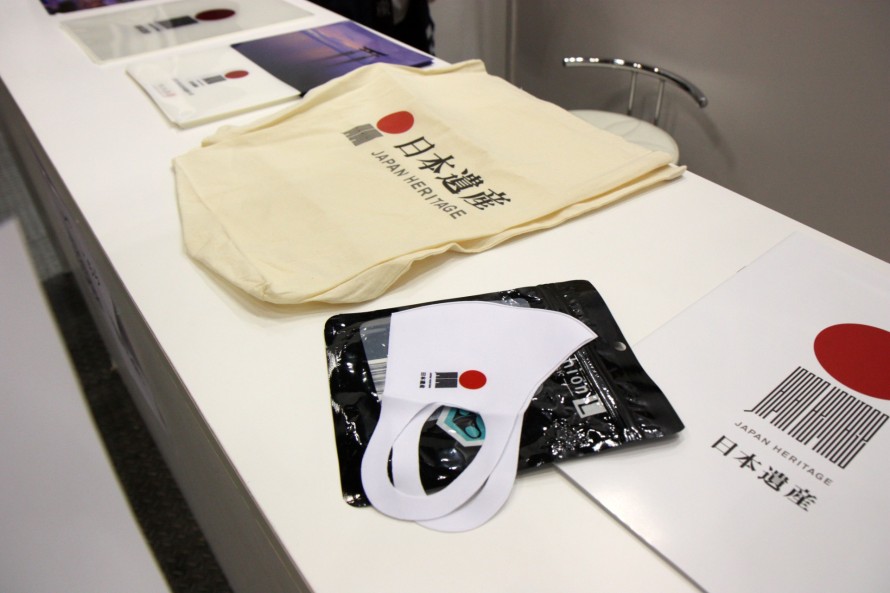 記念品のトートバッグやマスク