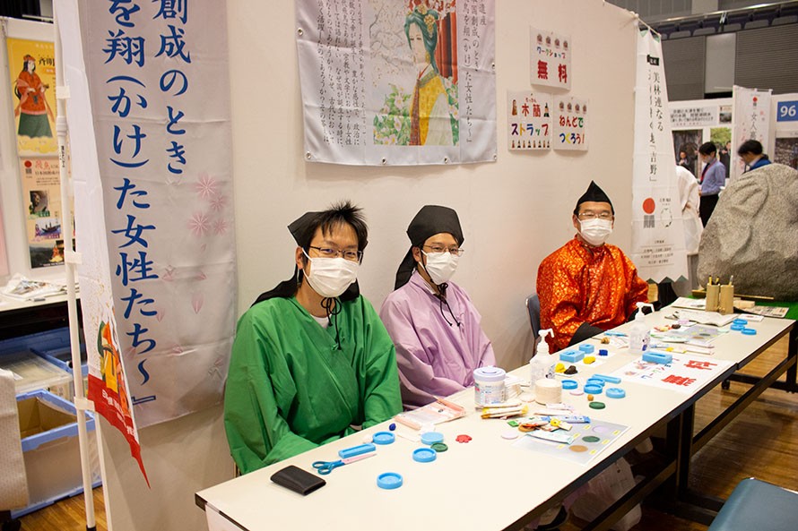 日本遺産にまつわる衣装でPRするブース