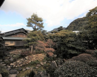 後楽荘の庭園から岐阜城を望む