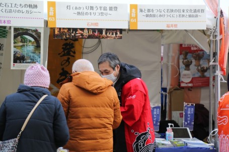 訪れた人に熱心に説明する協議会の担当