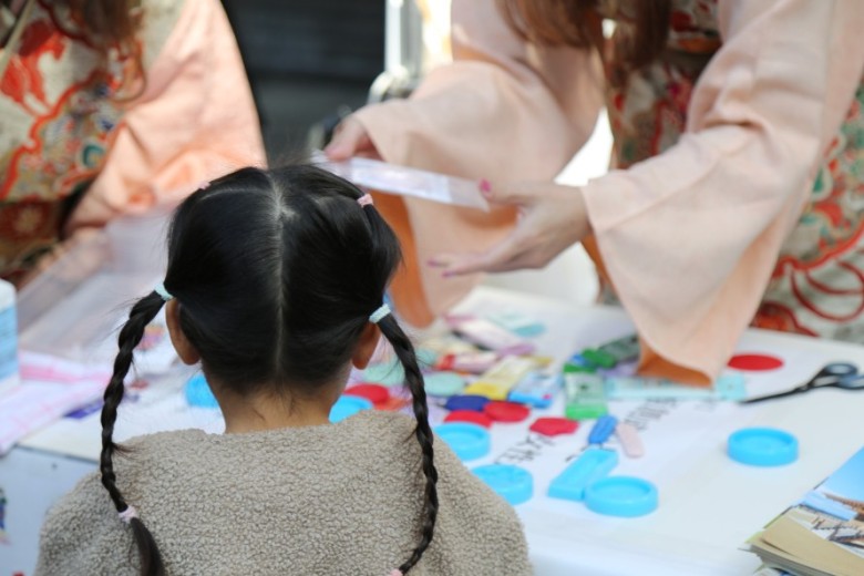 興味津々で見つめる女の子