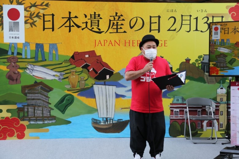 司会者がステージを盛り上げます