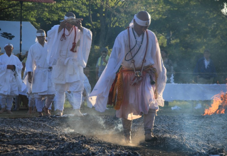 箟峯寺の夏の行事である「箟岳山採燈大護摩供」