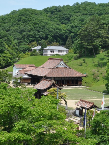 講堂のほか、習芸斎や飲室・聖廟や閑谷神社、敷地を取り囲む石塀まで多くの建物が現存しています