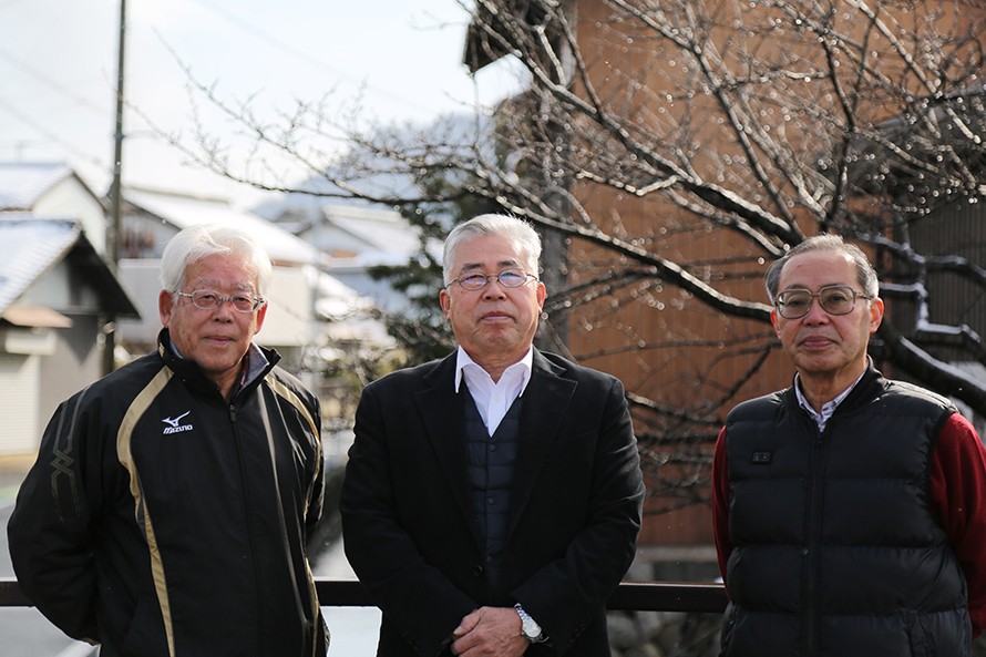 左）湖辺の郷伊庭景観保存会 代表 沖 利貢さん 中）伊庭町自治会長 大西 惠三さん 右）伊庭町副自治会長 三輪 幸太郎さん