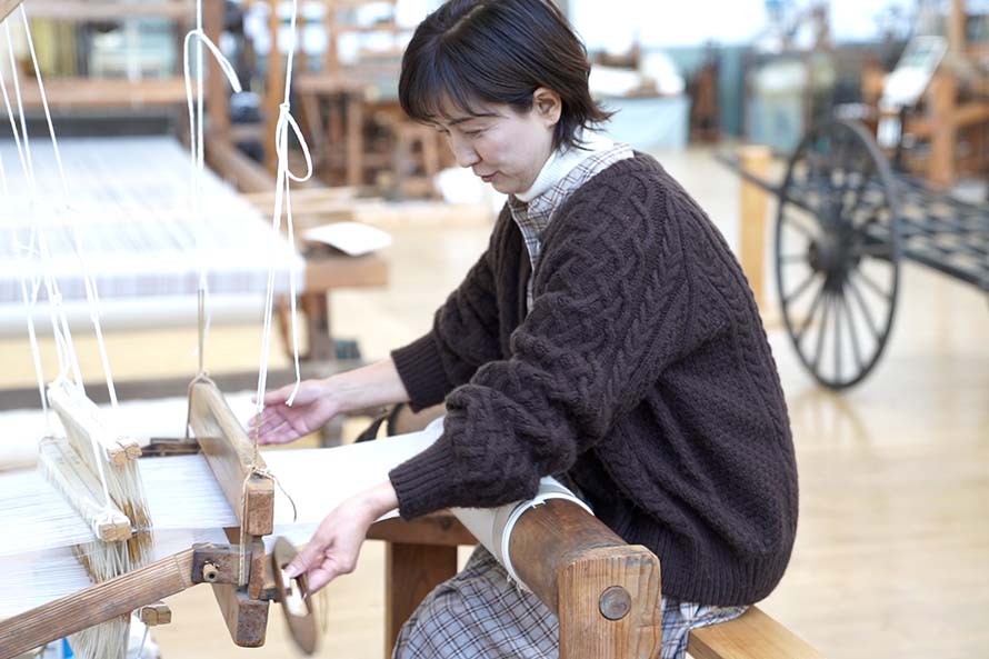 機を織る体験もできます