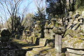 37代に渡る相良家当主の墓地が集まっている相良家墓地