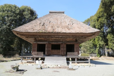 四方向に屋根が広がる寄棟造りの茅葺き屋根は迫力満点です。