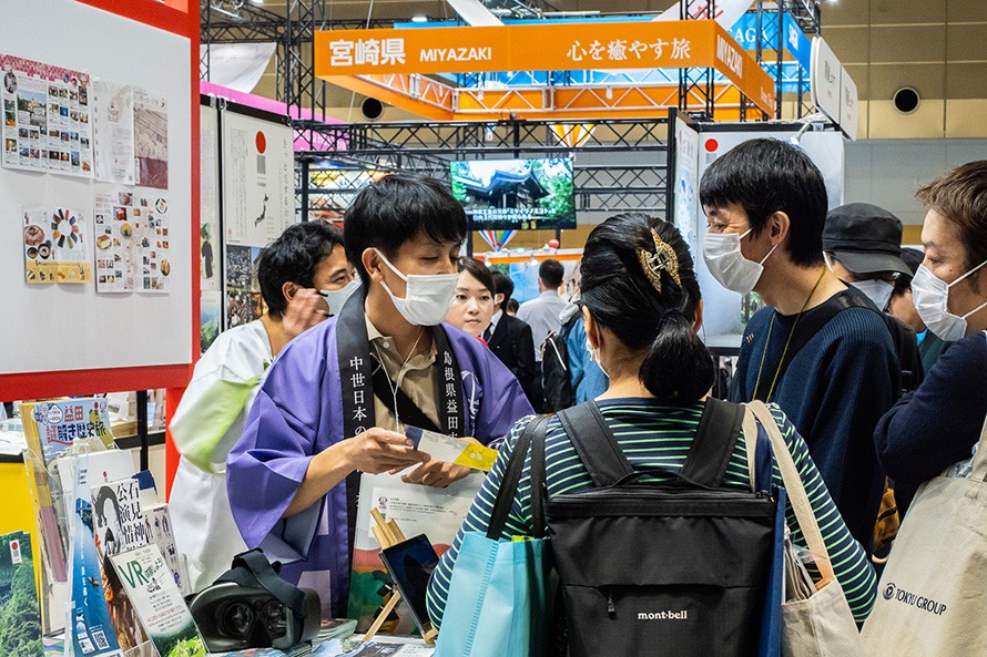 来場者の質問に答える協議会の担当者