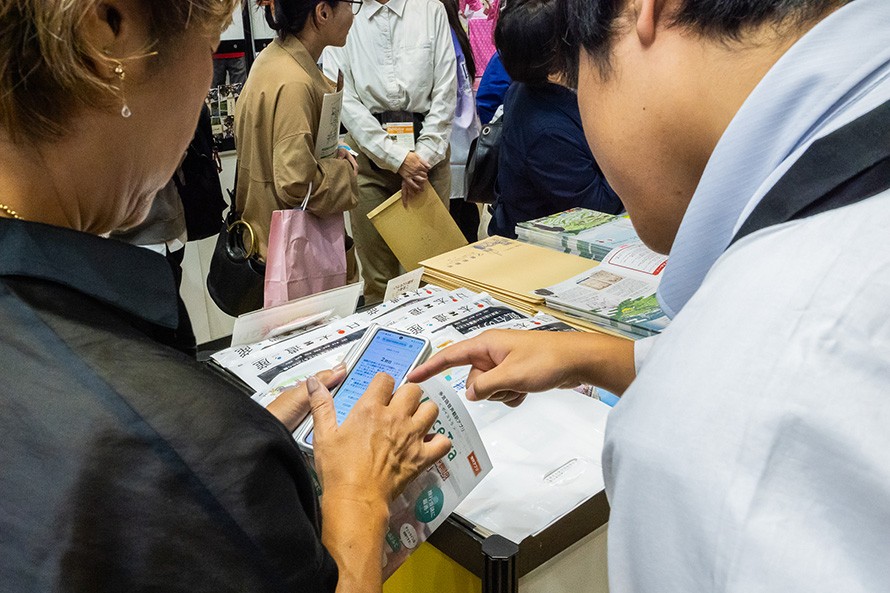 答えを考える来場者