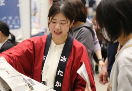 来場者と話す日本遺産のスタッフ