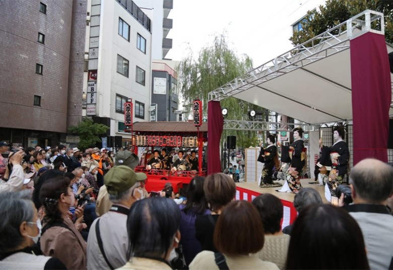 八王子芸妓衆による踊りの披露