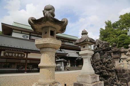 総門近くにある市川家が寄贈した石灯籠