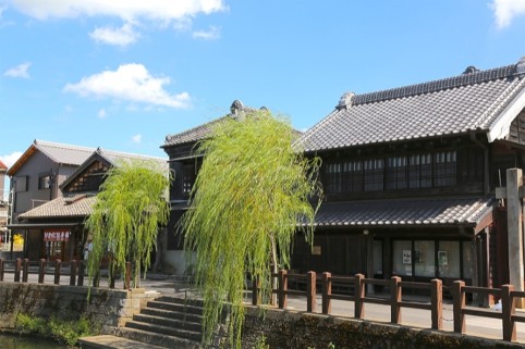 写真右から県指定店舗、県指定土蔵、販売店舗（未指定）