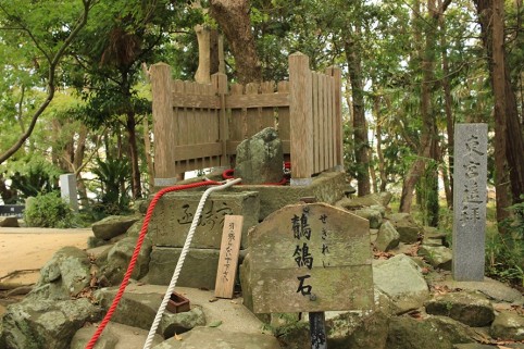 境内には、国生み神話に関する重要な石が安置されています。