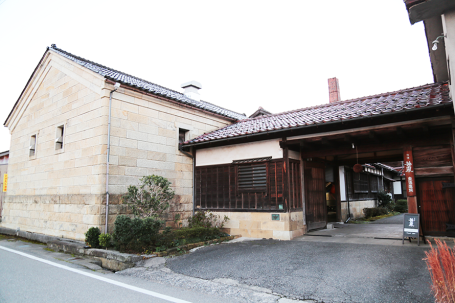 東酒造の入り口と石蔵（左）