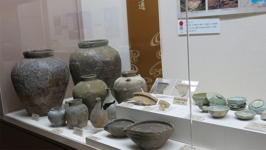 壺や皿など様々な焼き物の展示