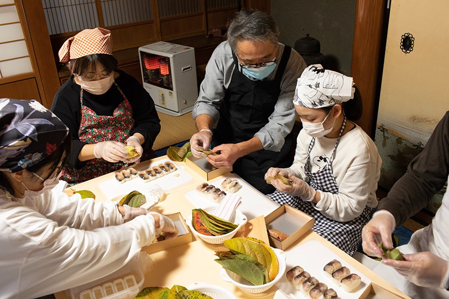 柿の葉寿司作り体験プログラムの様子
