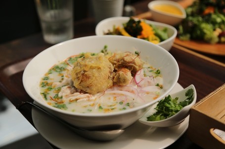 「郡山産米粉を使った生麺のフォー」