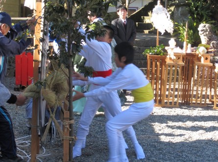 鹽竃（しおがま）神社（那智勝浦町）の「せみ祭り」
