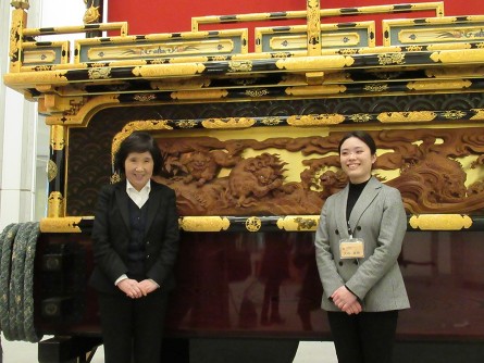高山祭屋台会館学芸員の瀬木登美子さん（左）と、今回の日本遺産を巡る旅をコーディネートしてくださった高山市教育委員会の大谷眞帆さん。