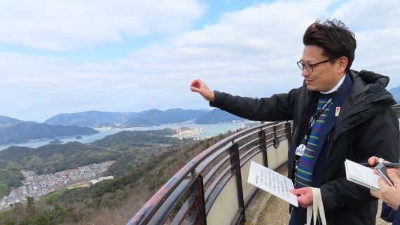 強い風に吹かれながら説明をしてくださる神村さん