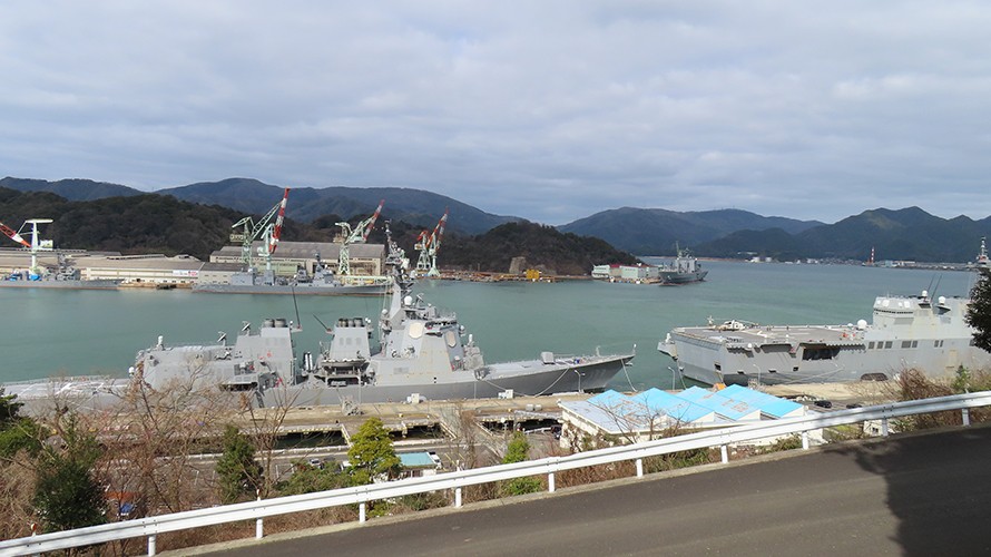 護衛艦「あたご」と「ひゅうが」の映った写真