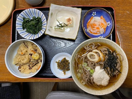 シンプルな大山そばと具だくさんの大山おこわの定食