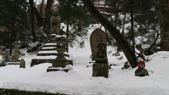 佐々木高綱の等身地蔵とそのまわりを囲むお地蔵さまたち