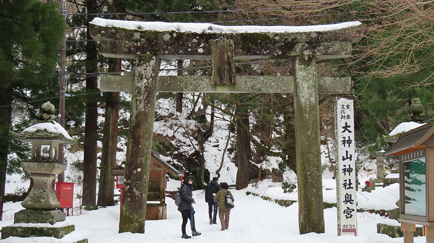 大山寺本堂の手前にある神社の鳥居