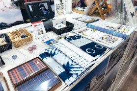 写真：並ぶ藍染の小物