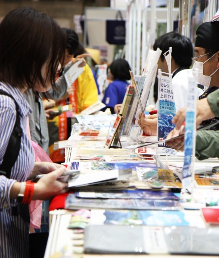 写真：地域の資料を手にする女性