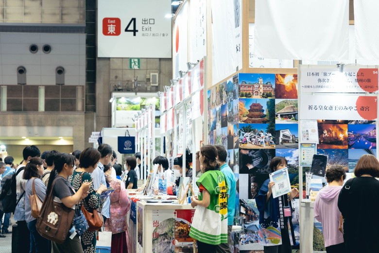 写真：認定地域の展示コーナーが並んでいるところ