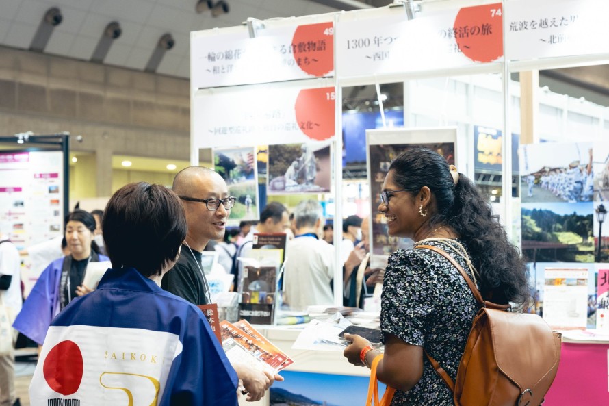 写真：来場者と歓談する地域の担当者