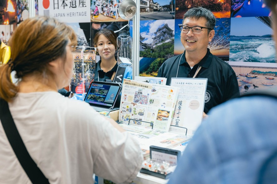 写真：来場者と歓談する地域の担当者