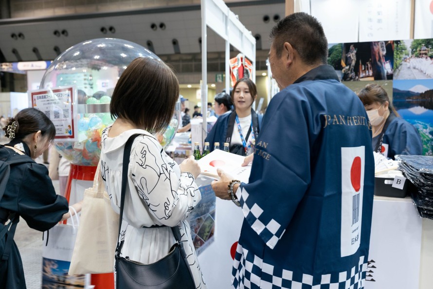 写真：景品を渡す担当者