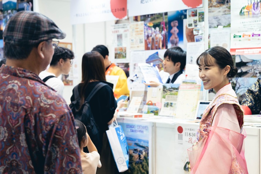写真：来場者と歓談する地域の担当者