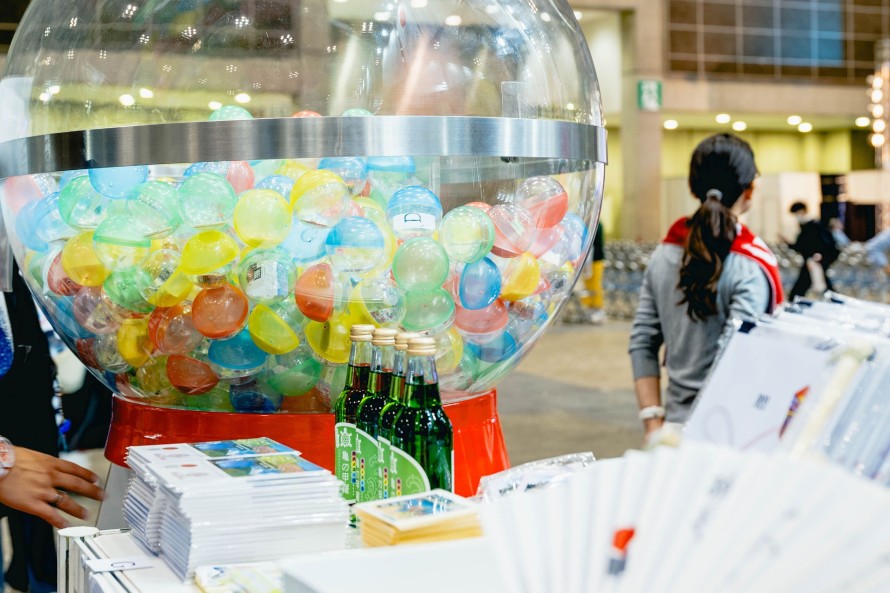 写真：ノベルティのくじ引きのカプセルトイマシーン