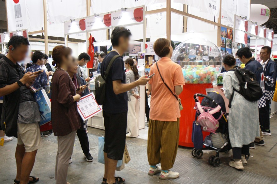 写真：カプセルトイマシーンに並ぶ長蛇の列